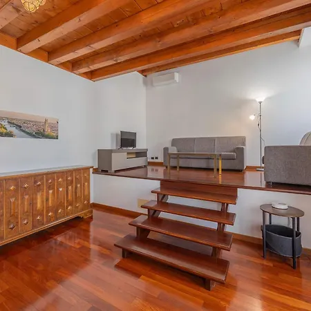 Timber And Light Spacious With Balcony Apartamento