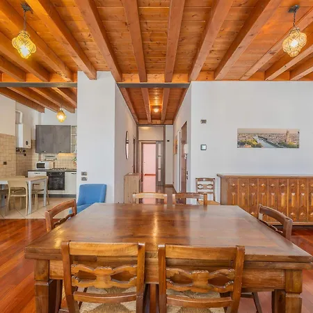 Timber And Light Spacious With Balcony * Verona