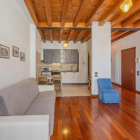 Timber And Light Spacious With Balcony Apartamento Verona