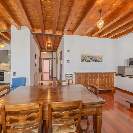 Lejlighed Timber And Light Spacious With Balcony