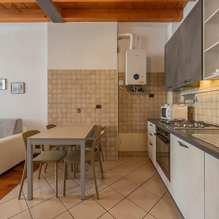 Timber And Light Spacious With Balcony Apartamento