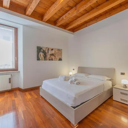 Timber And Light Spacious With Balcony * Verona