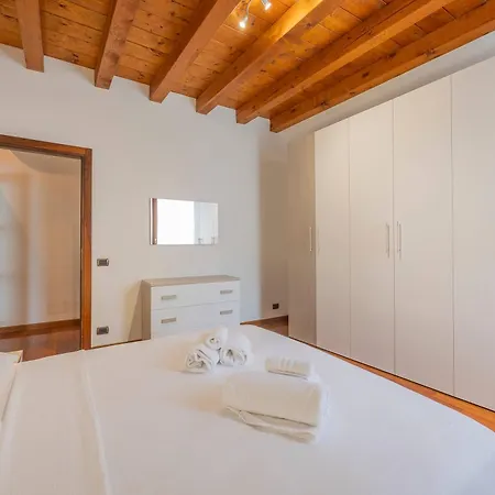 Lejlighed Timber And Light Spacious With Balcony Verona