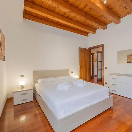 Timber And Light Spacious With Balcony Lejlighed *