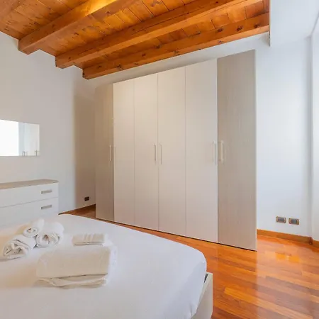 Timber And Light Spacious With Balcony Lejlighed *