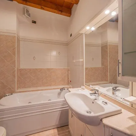 Timber And Light Spacious With Balcony Apartamento *