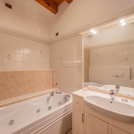 Timber And Light Spacious With Balcony Lejlighed Verona