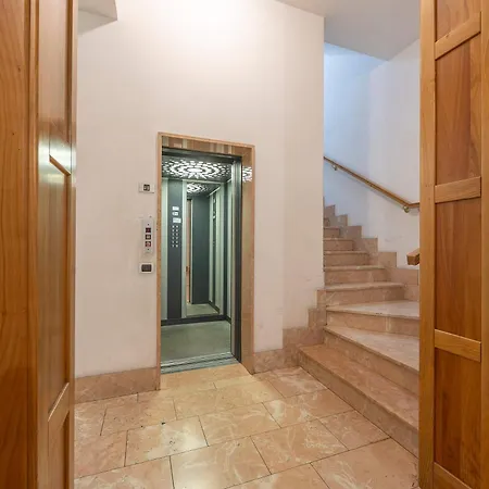 Timber And Light Spacious With Balcony Verona